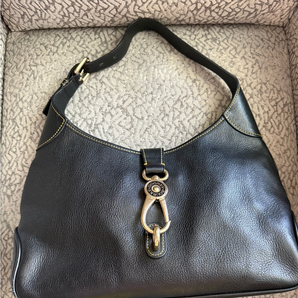 Authentic Dooney & Bourke Logo Lock Shoulder Bag in classic black leather - Picture 2 of 8
